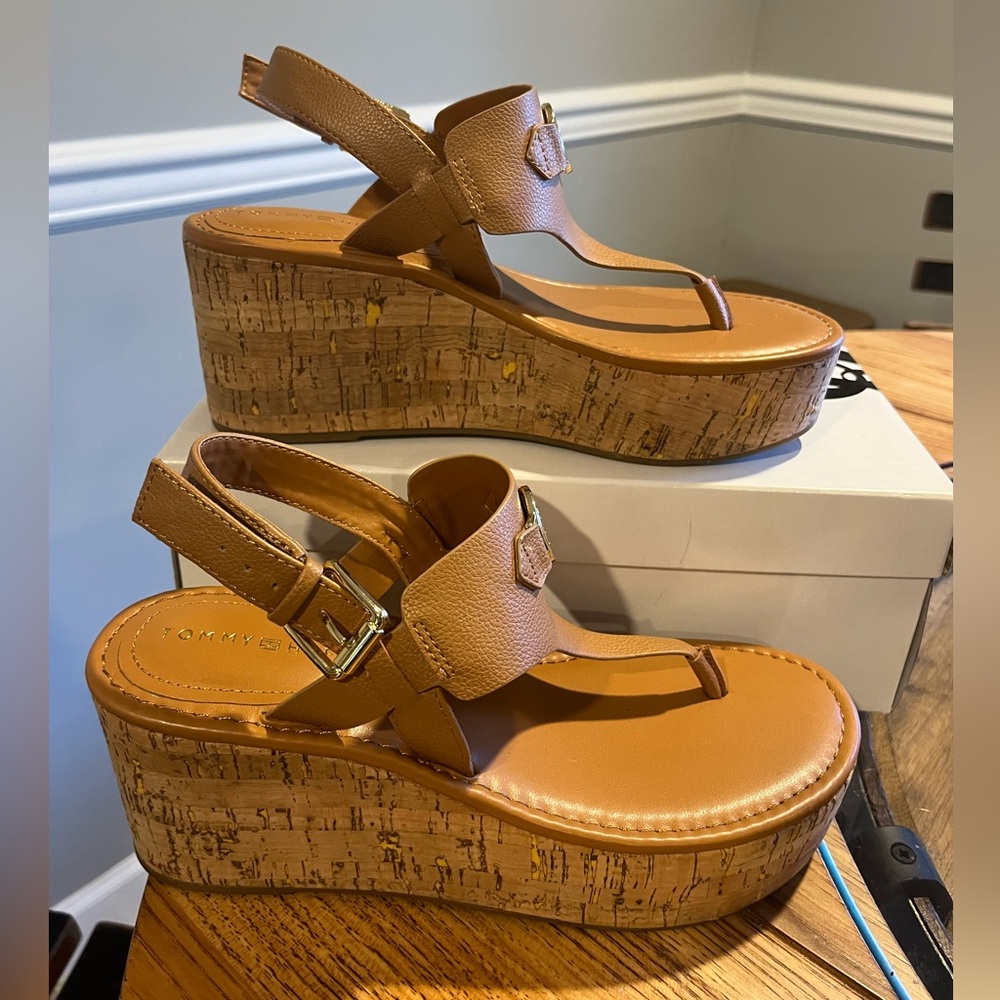 Women's Tommy Hilfiger Medium Tan platform sandal Size 8